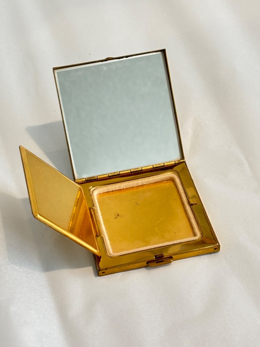 Vintage Volupte 1940s powder compact gold tone square make up compact w/ mirror